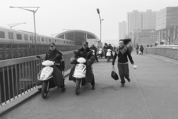 两会结束，霾天继续，生活继续。
