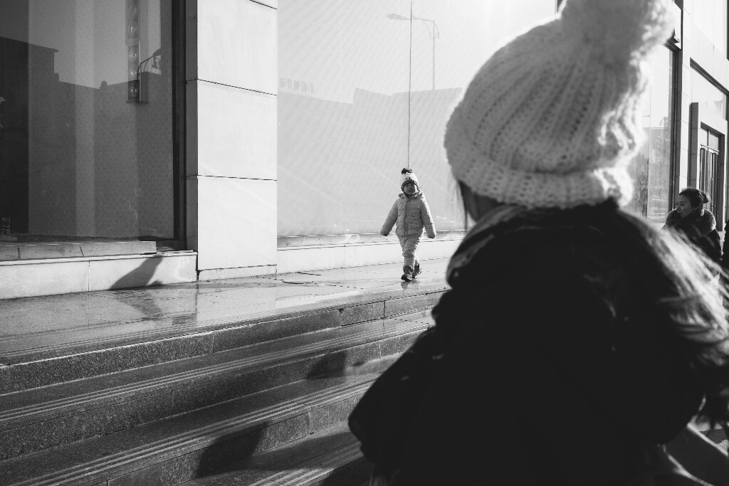 2017年1月2日,吉林吉林市。年轻女子注视着高兴地走过来的女儿。