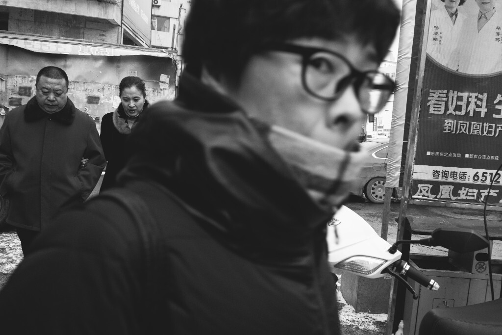 2016年12月31日,吉林吉林市。一个女人用余光晃过我的镜头。