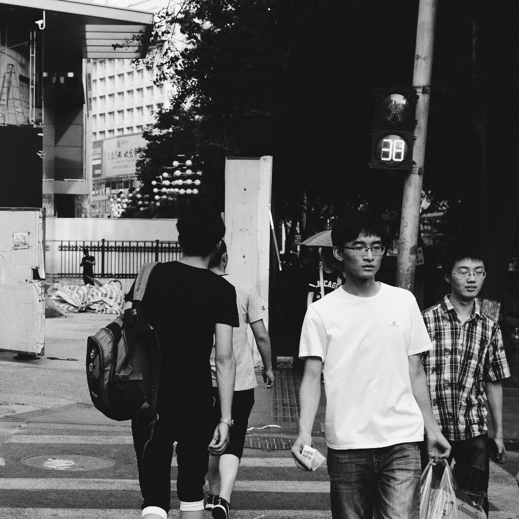 都市里头人来人往，每一次与陌生人擦肩而过都可能是永别呢