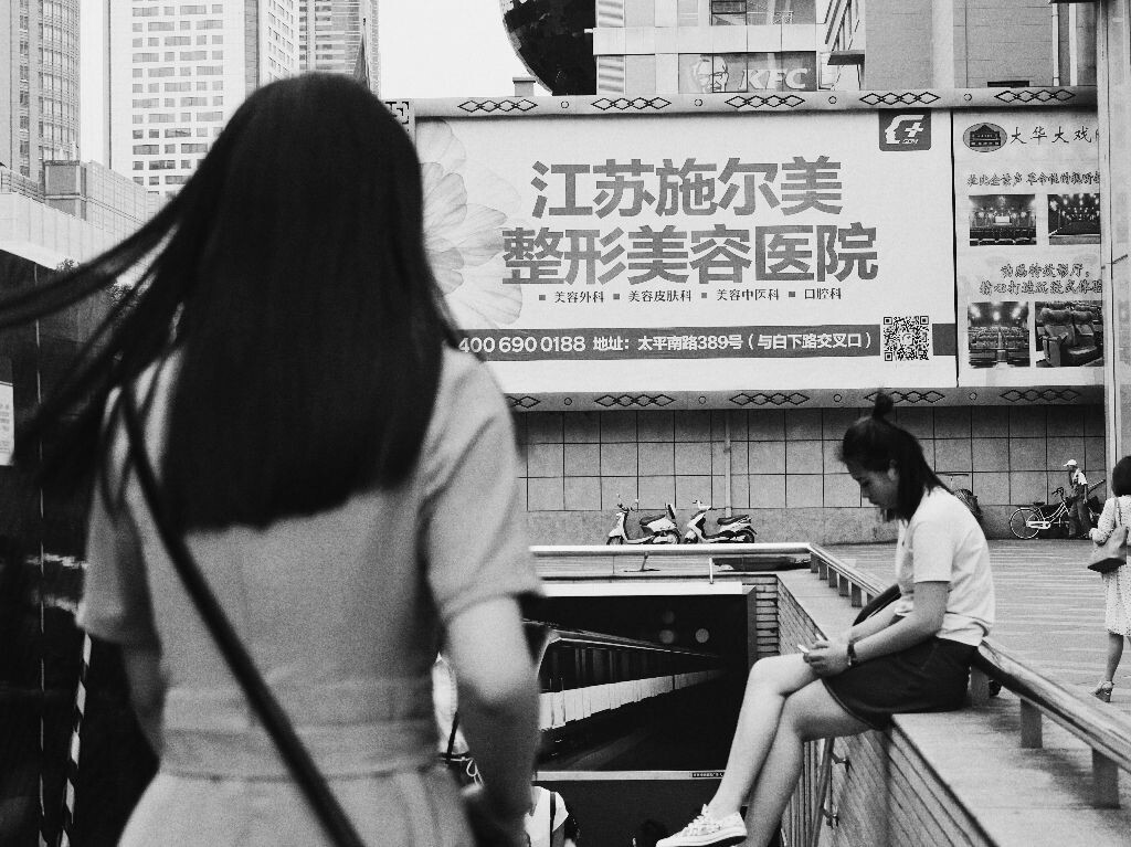 一位整形过了的女孩和一位正在整形路上的女孩