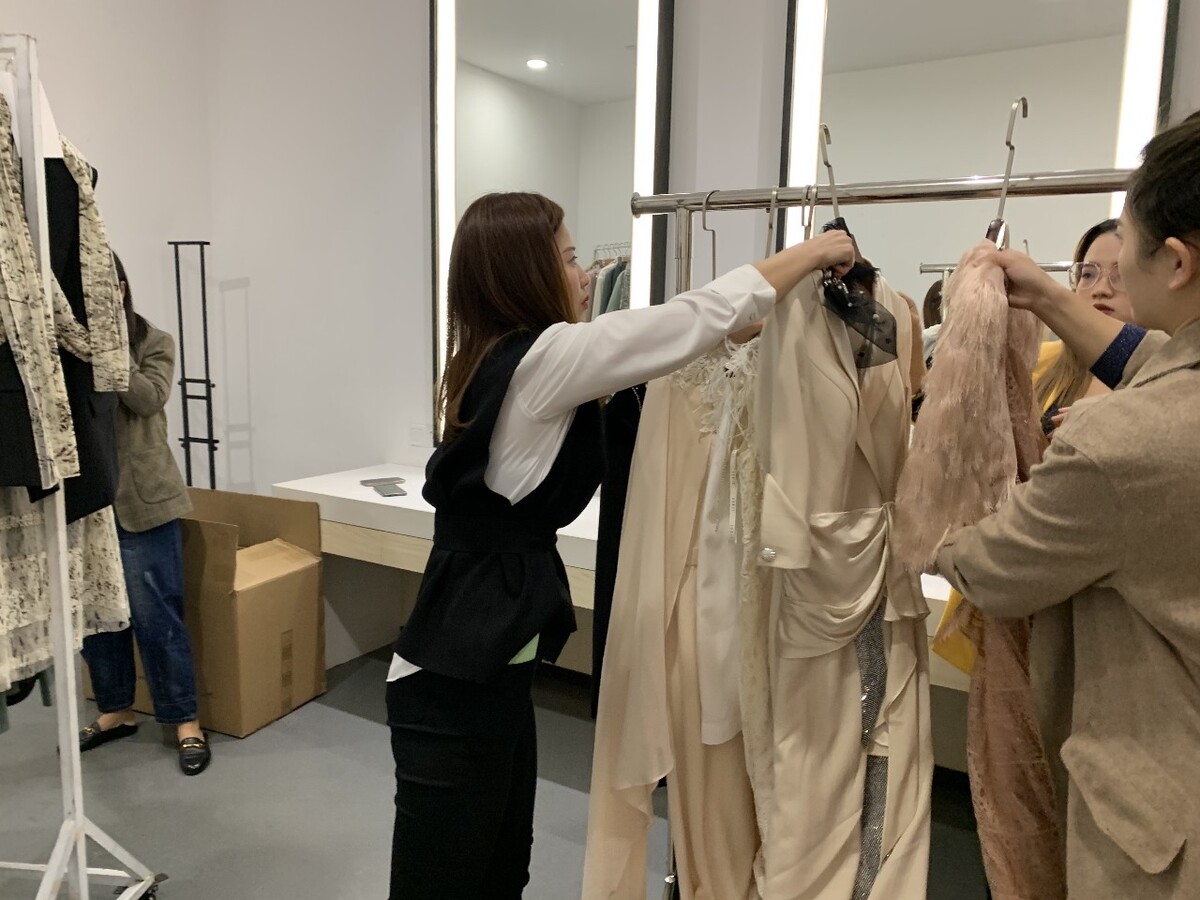 女装工作,服装店选好导购员可省时间和精力