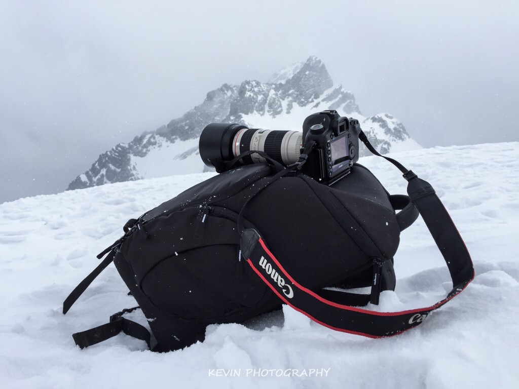 佳能广告<br />
PS：机身5Dmark II，镜头70-200/4L,背包KATA