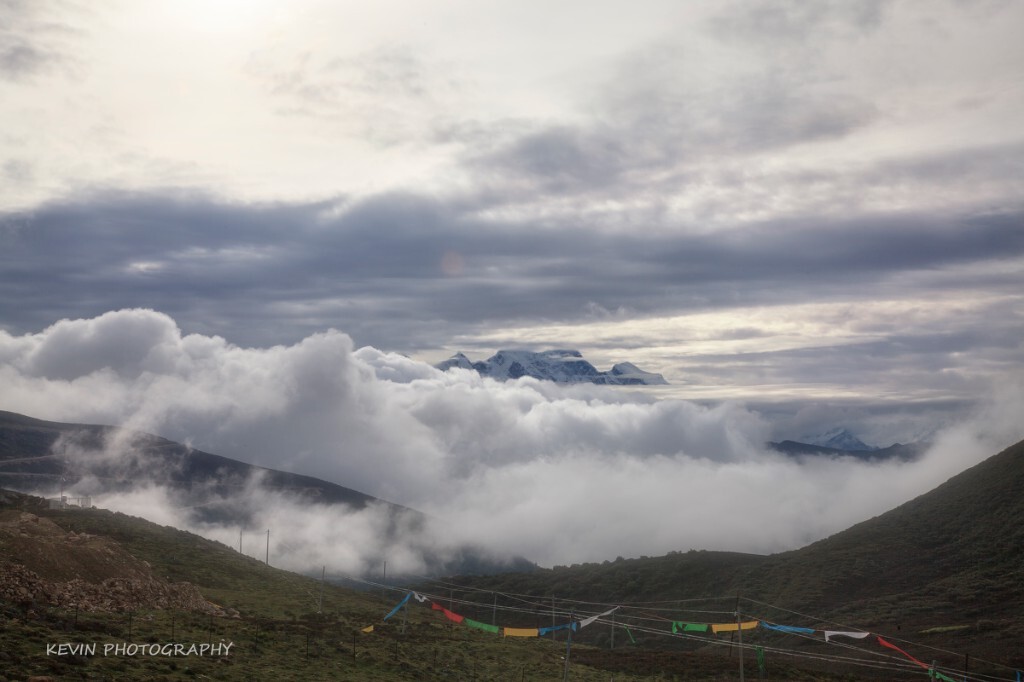 南迦巴瓦峰是西藏林芝地区最高的山峰，海拔7782米，有&quot;西藏众山之父&quot;之称。其巨大的三角形峰体终年积雪，云雾缭绕，从不轻易露出真面目，也被称为&quot;羞女峰&quot;，远远望去犹如一尊美女平躺，同时也享誉着中国十大最美山峰之首的称号。
