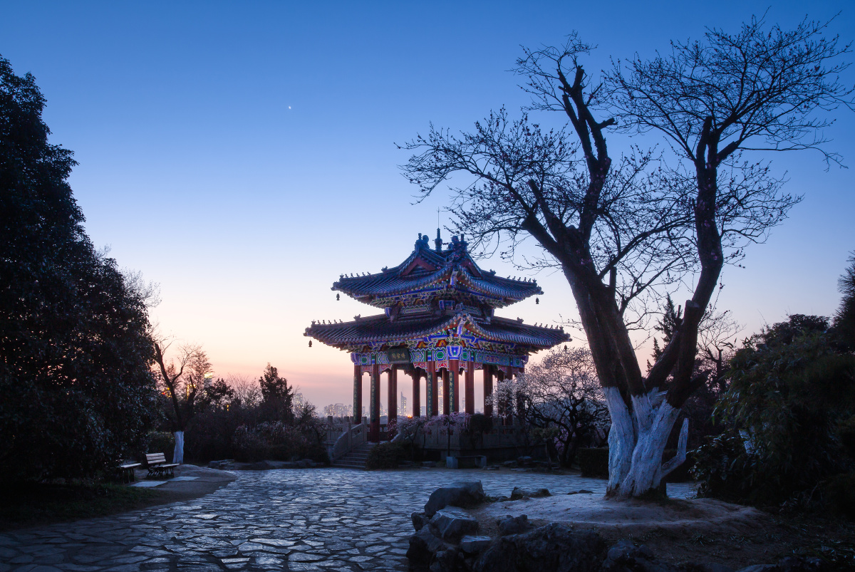 梅花山博爱亭蓝调时刻