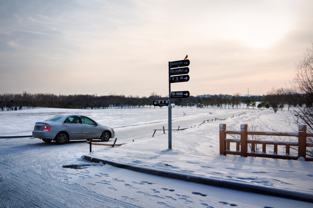 早就发现,这片开阔地带很适合清晨拍摄,雪地,把地面的杂物都遮盖起来,更显得干净、简洁、宁静、空旷,一雪的小清新。