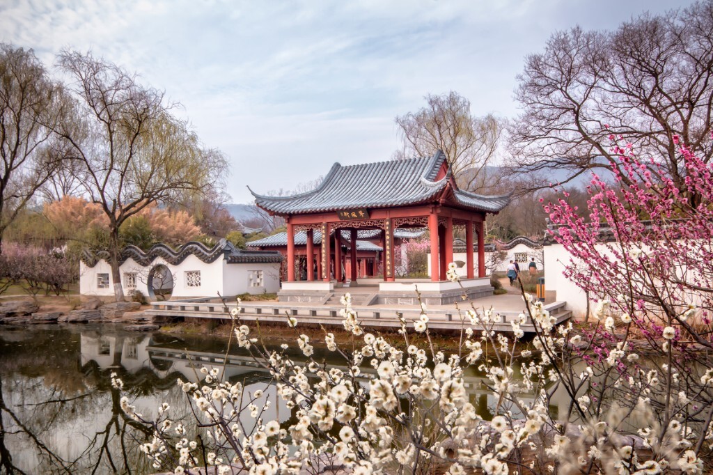 春光明媚，梅花山旁的红楼艺文苑，仿红楼梦情节建造的一些园林景点，粗制滥造的感觉，平常真没什么看头的，但在冬日白雪和春日花开的时候，拍出来的片子还是有点景致和情调的。现在这地方基本已经成了婚纱拍摄基地了。