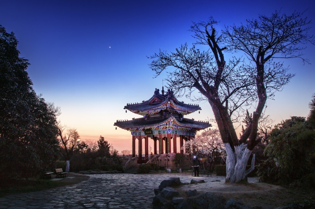 南京天空少有的通透，远处城市高楼都很清晰，日落之后，天边很红，却没有云彩，很可惜。博爱亭前有人在拍照，用光把亭子照亮了，真是难得这样的好机会。