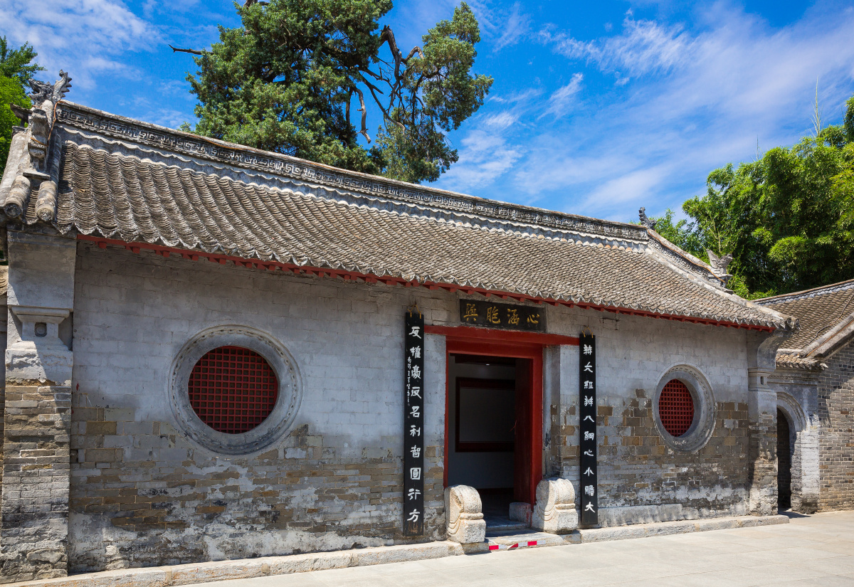 医圣祠位于中国中医药服务贸易重点城市河南省第三大城市南阳市城东
