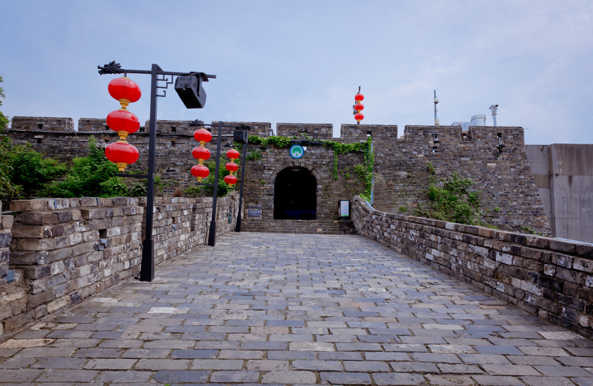 南京明城墙南京城墙是世界上最长规模最大保存原真性最好的古代城垣