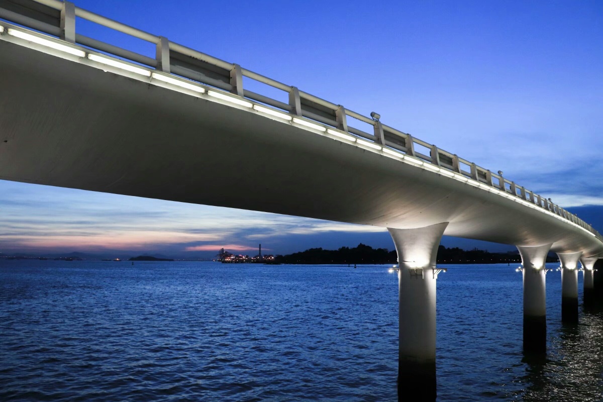 厦门海边黄昏的天桥