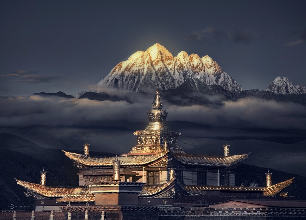 坛城，梵文称为“曼陀罗”，佛经中，为了防止妖魔入侵，于是划定界限或修建的土坛，并放置佛像，表示诸佛聚集，<br />
其实，我觉得很像沙加的天舞宝轮，嘿嘿；<br />
<br />
德行高的僧人一般以金、石、木、泥等材料修砌绘制；蕴含着毁灭重生的天地轮回，是大乐与空行的法界道场；<br />
<br />
我觉得寺庙的上半部分形似“坛城”，而此刻应该是我的道场，于是在塔公草原的夕阳和雅拉神山的加持下，捏下了这张片。<br />
唵嘛呢叭咪吽...康巴众神保佑，么么哒。<br />
