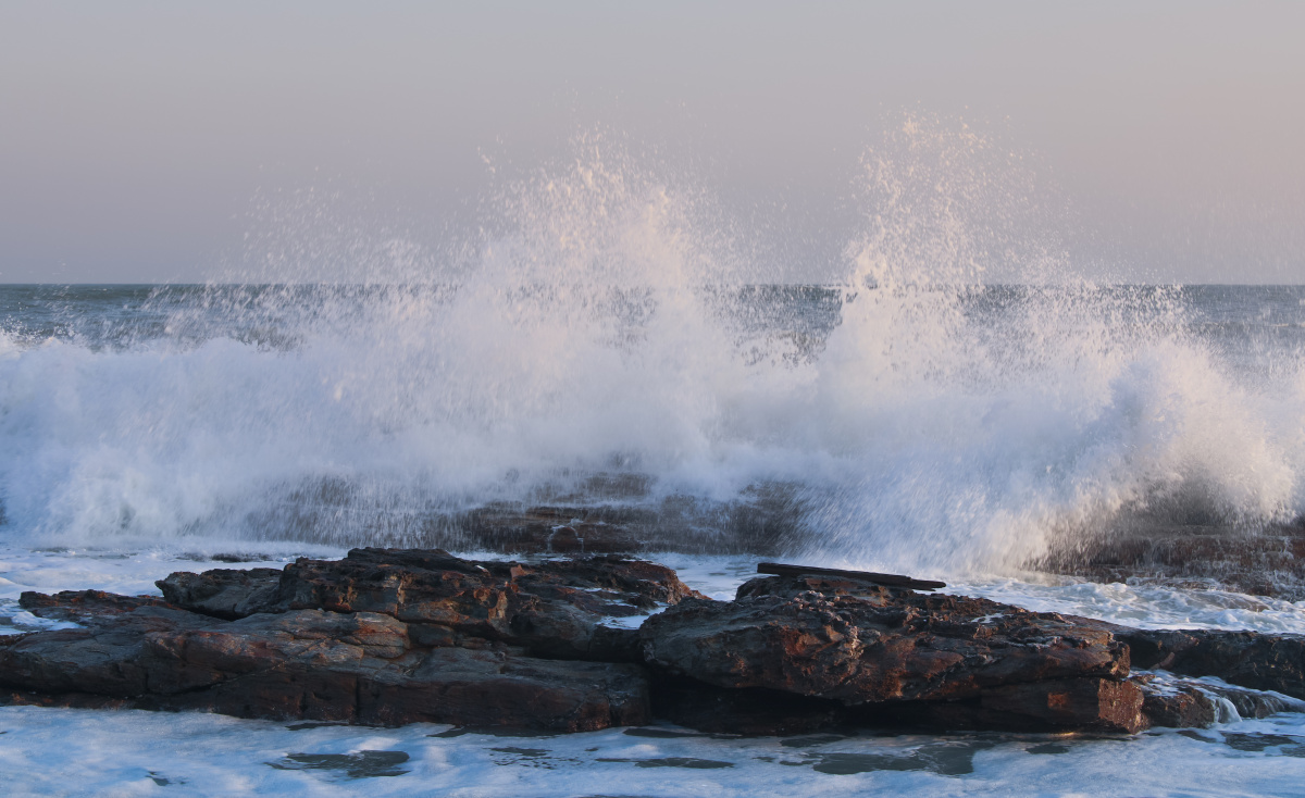 惊涛拍岸卷起千堆雪