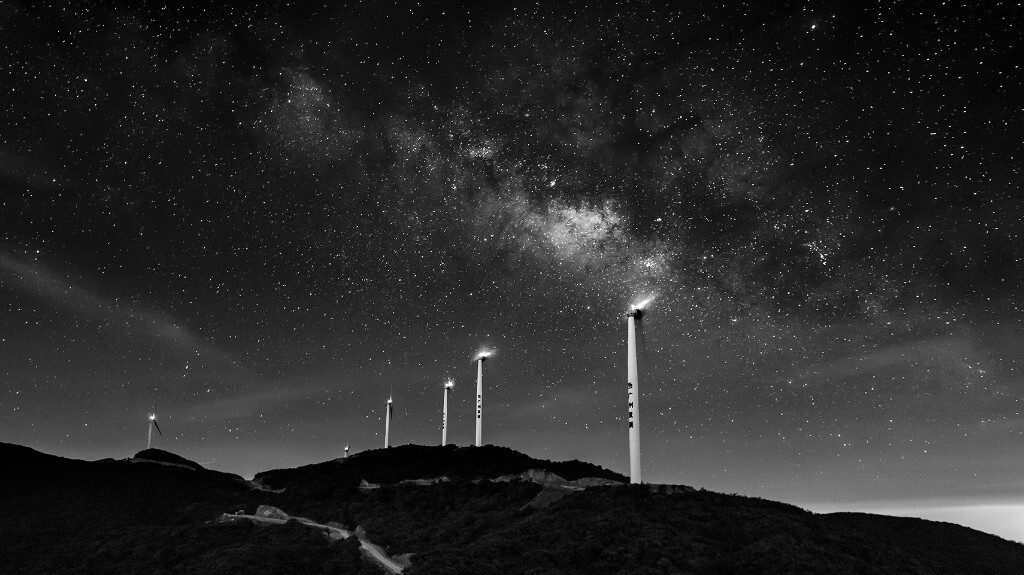 自从长大后，越来越少45°仰望天空，更加少看到星空与银河；自从拿起相机，就有了追星的梦想，追着天上的星辰银河——我追逐我的梦！