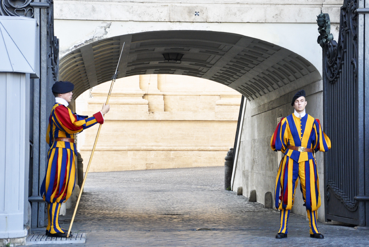 梵蒂冈的瑞士卫队由清一色的由虔诚的瑞士天主教徒组成,服装整洁潇洒