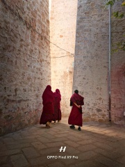 走近拐角的一束光