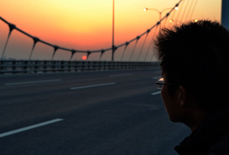 望向落日<br />
杭州江东大桥上的一抹夕阳