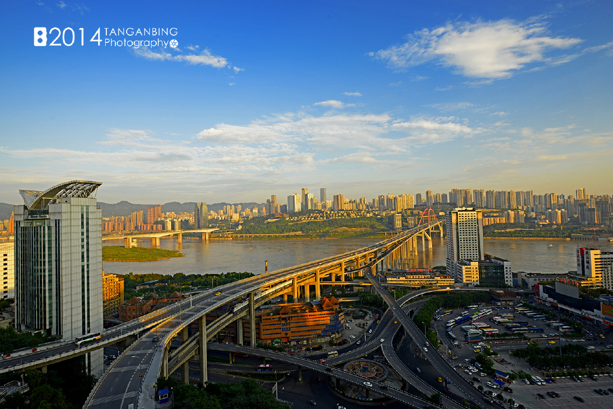 夕阳下的菜园坝大桥立交  摄影:唐安冰