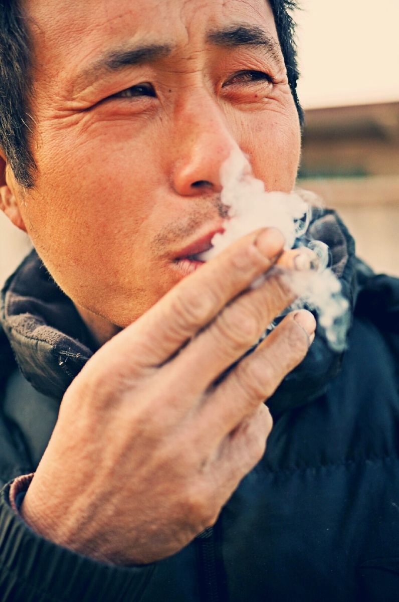 悲伤事·一个能把香烟抽灭的男人