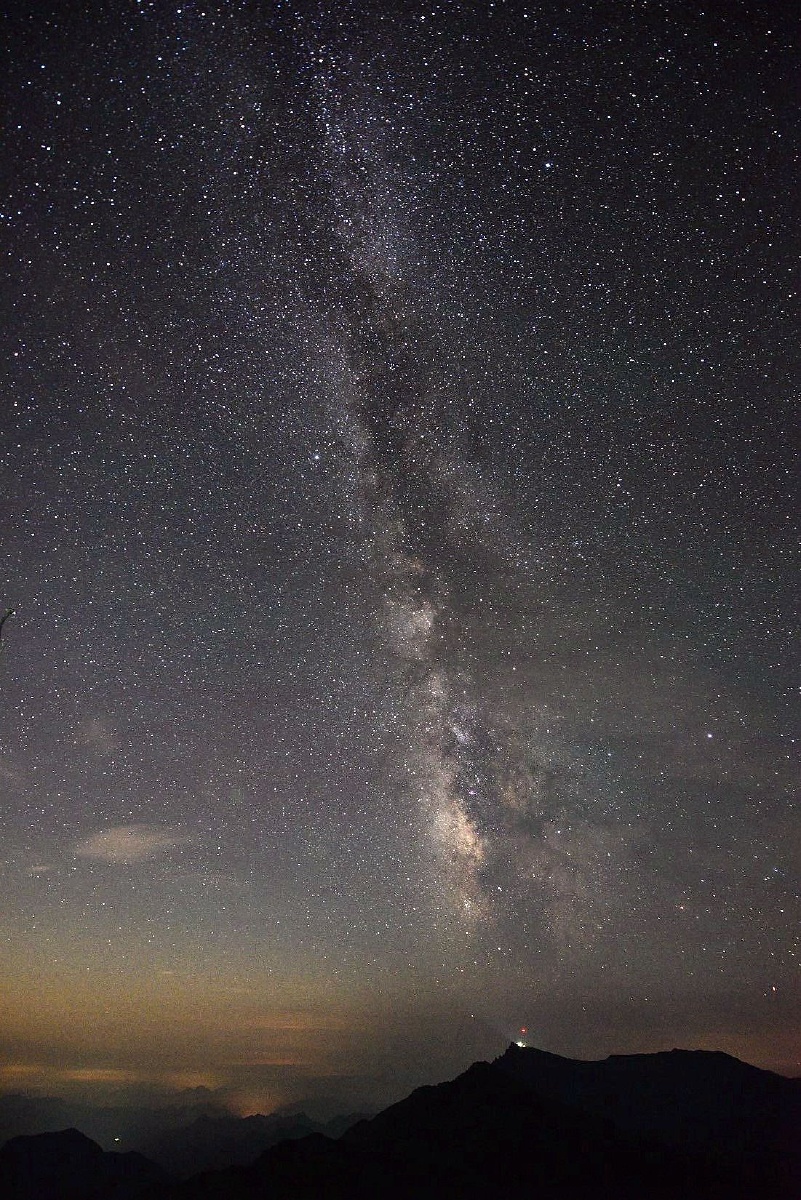 百花山顶的夏季银河