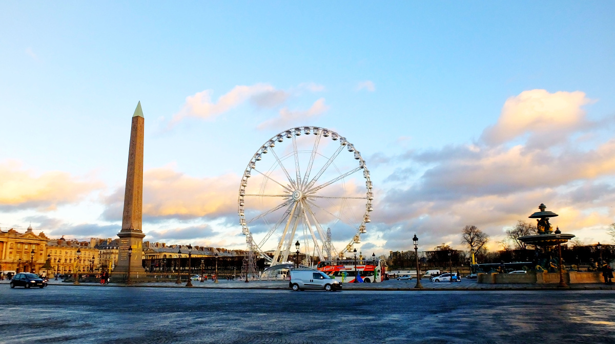 巴黎的傍晚,蓝天,晚霞,方尖碑,摩天轮,人群,车流,构成了一幅美丽和谐