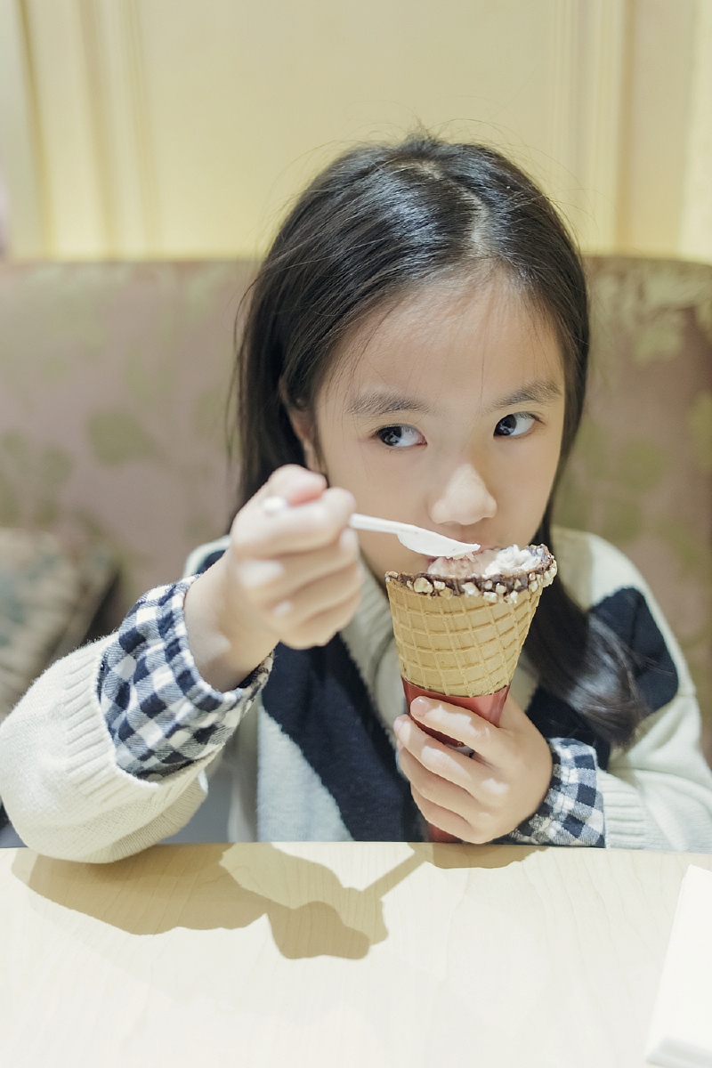 吃冰淇淋的小女孩