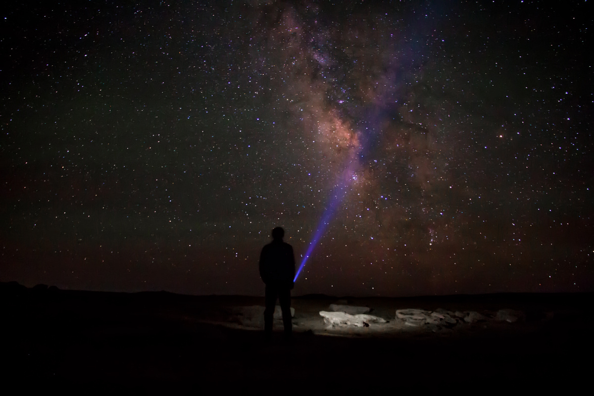 光束其实用的是白光手电筒,低色温下就成蓝色的了.
