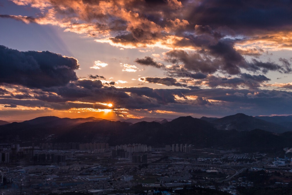 昆明长虫山顶夕阳