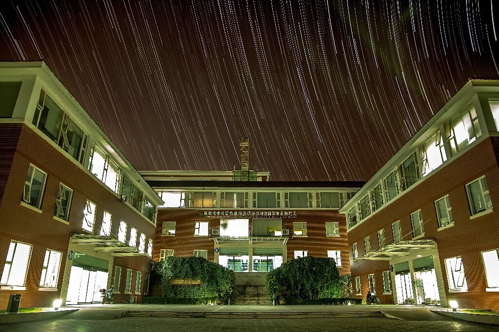 拍摄于15年12月12日，双子座流星雨前夕。299张叠加。