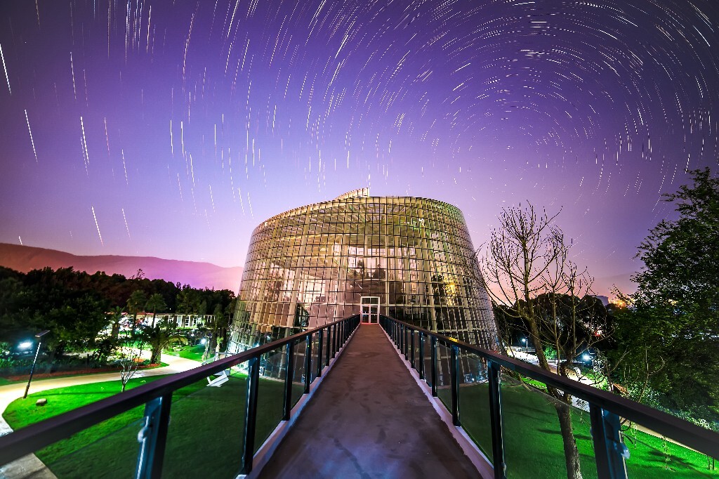 国内最大的温室建筑群，处在郊区所以光线还能拍到一些星星。