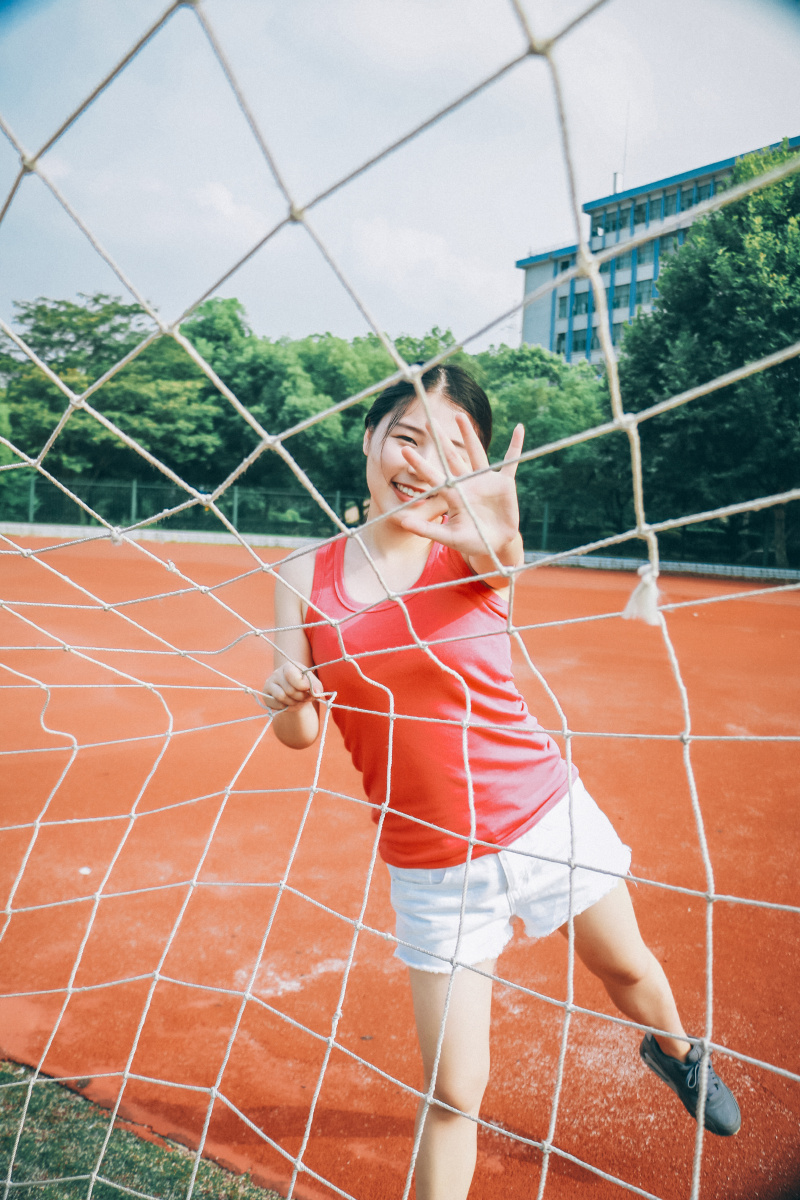 其实女生拿足球比男孩子还帅