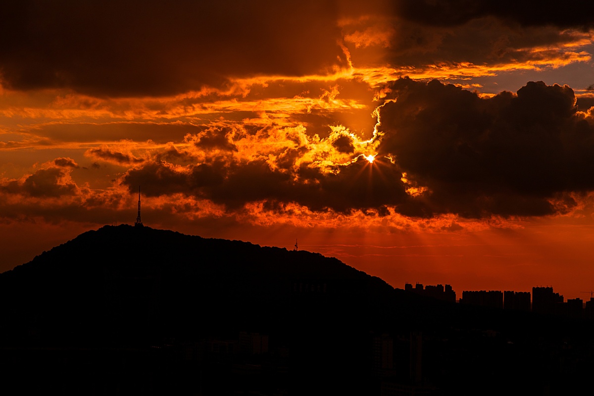 五彩斑斓的天空仿佛预示着台风来临前的宁静