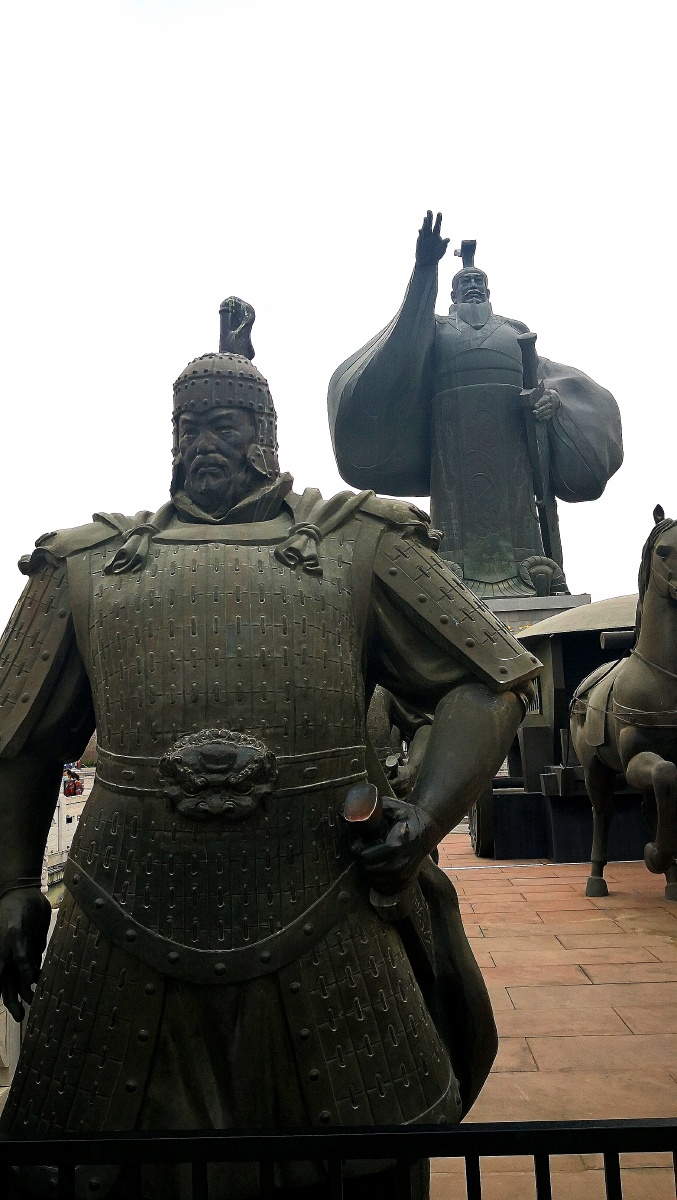 西安汉城湖汉武大帝雕像