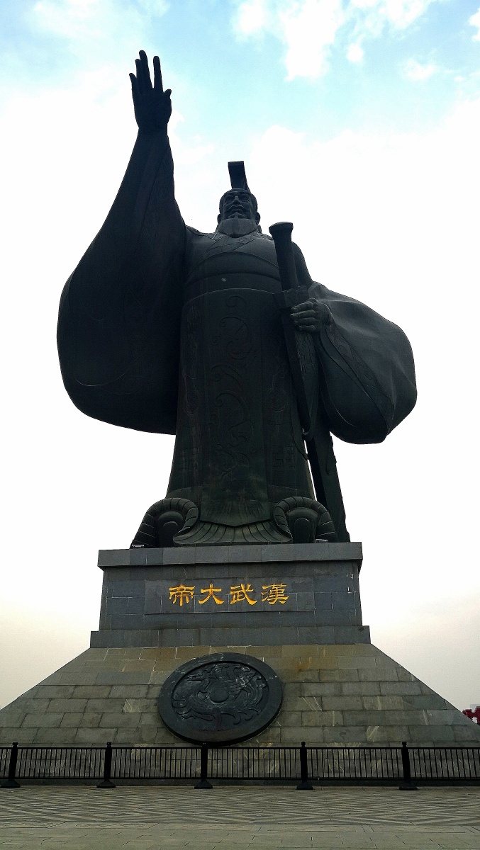西安汉城湖汉武大帝雕像