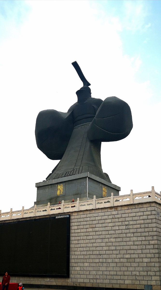 西安汉城湖汉武大帝雕像