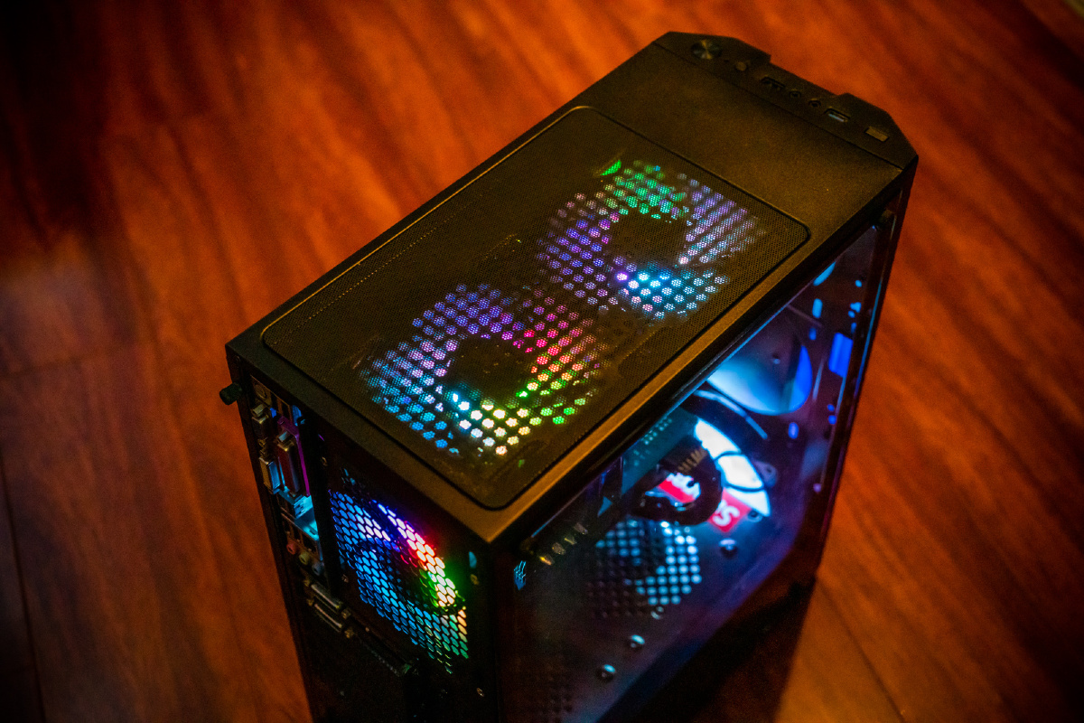 带有rgb灯效的流行款组装电脑图片素材