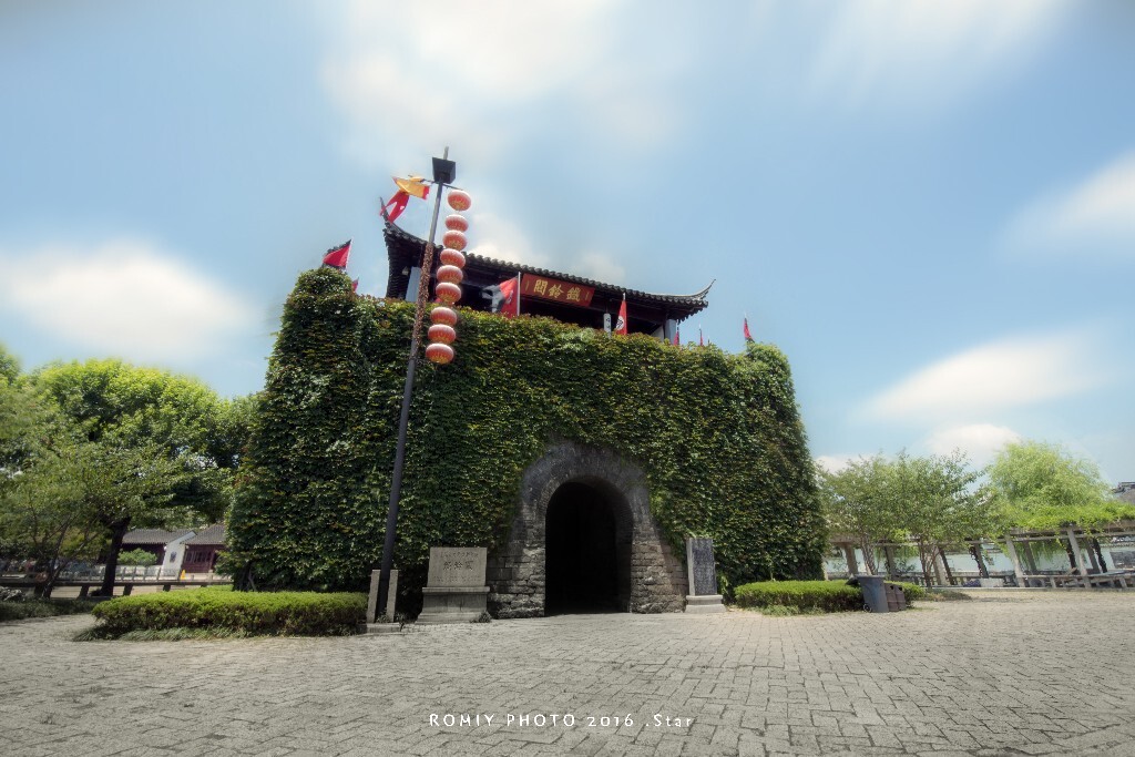 铁铃关由城楼、关台等组成，建于明嘉靖三十六年（1557年），又称枫桥敌楼，为苏州“三关”之一(另两处为浒墅关、金阊关，今已毁)，是明代抗倭斗争的重要遗迹。清道光九年（1829年）重修，次年改建上层为文星阁。其后年久失修，阁楼颓毁，雉堞、女墙、射孔等都已倾圮无存。1949年4月27日中国人民解放军29军85、86师击溃了枫桥、铁铃关一线的守敌后，由此进入苏州城。1963年铁铃关列为市文物保护单位后，曾维修加固。1986年至1987年大修时加固关台拱门，重砌雉堞，并建单檐歇山顶单层楼阁3间于关台上。关台正面宽15米，纵深10.2米，高7米。正中辟拱门，门洞上刻“铁铃关”三字。关门内南北壁面均辟大小拱门各一，内砌登关砖级，并有驻军洞。关门外即为枫桥和大运河。