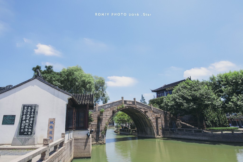 月落乌啼霜满天，<br />
江枫渔火对愁眠。<br />
姑苏城外寒山寺，<br />
夜半钟声到客船。