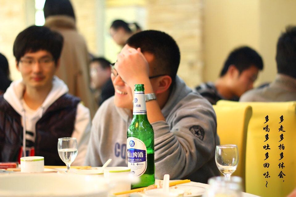 酒 br 聚会之酒桌一角