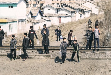 铁路两边的小朋友