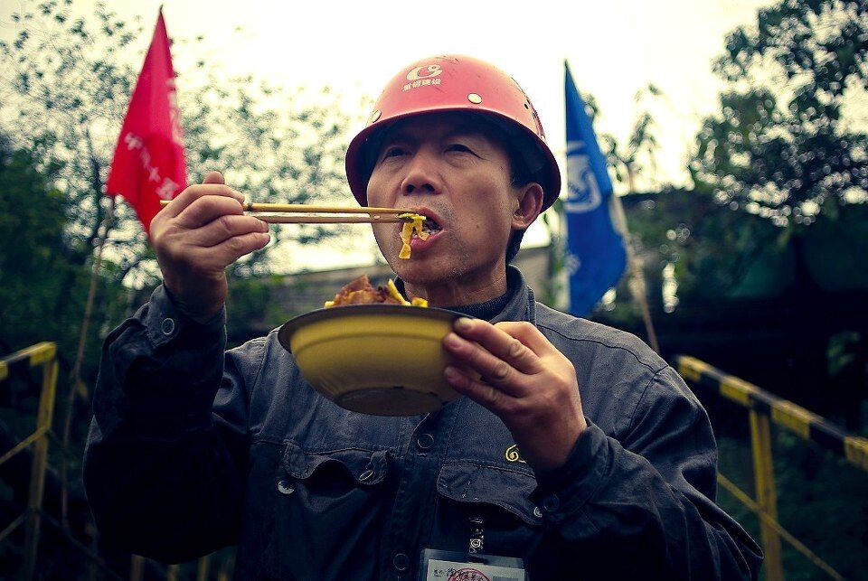 工人乙<br />
才从食堂打饭出来，边走边吃的老师傅