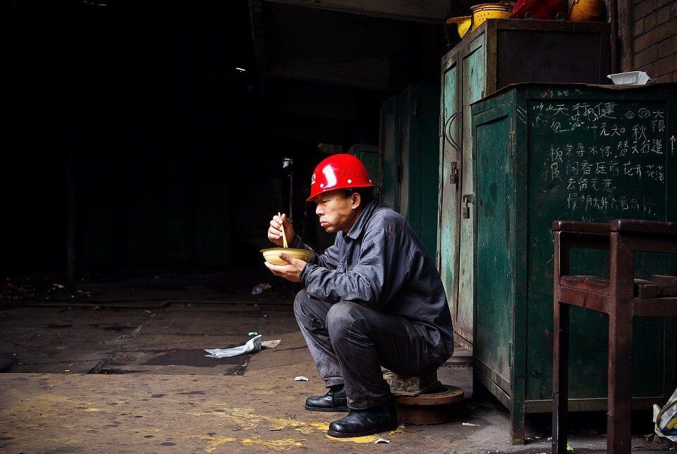 吃饭<br />
老师傅工人乙找了个老地方吃饭