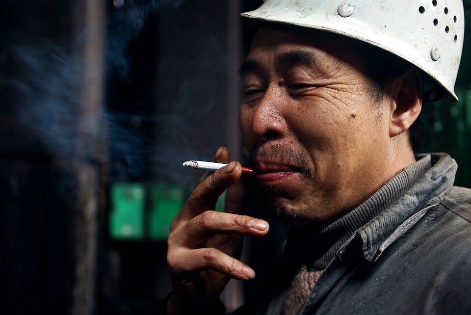 工人戊<br />
抽烟蕴味中。