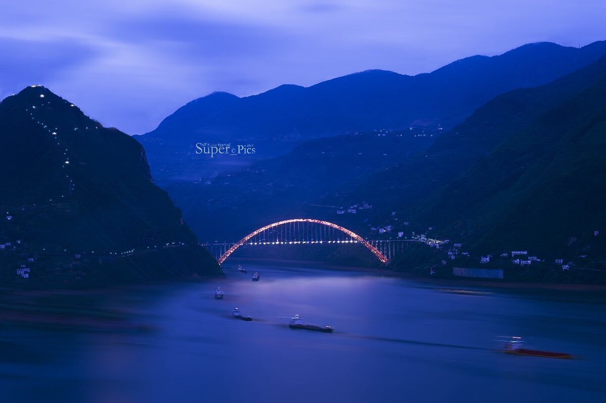 巫山县是长江河道沿线上的重要港口，每天穿梭在这里的船只不计期数，游船、货船前后并进，形成了一条优美的曲线。