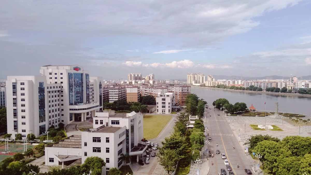 2002年拍的开平市政府与城市广场