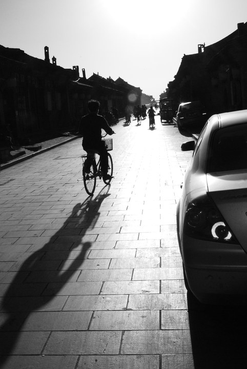 古道街景 br /> 黄昏下行色匆匆的人,古镇的要发展,但请你走慢点