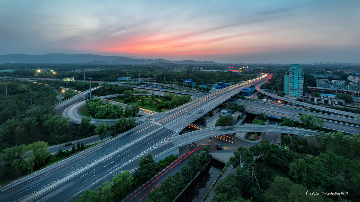 初夏的北京万泉河桥