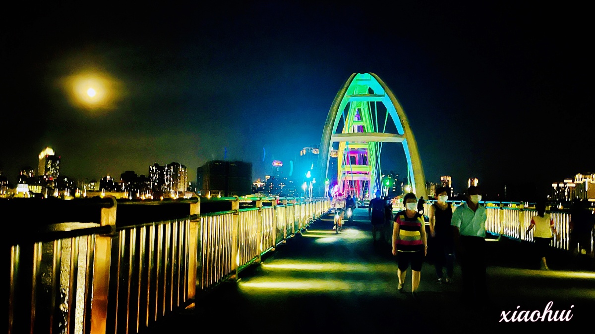 台湾新北新月桥夜景