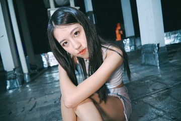 1079973