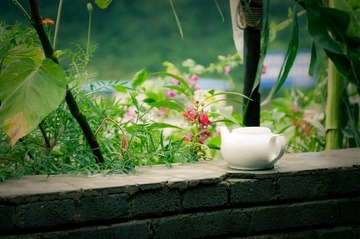 茶壶和杂乱的背景